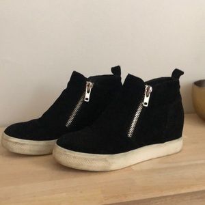 STEVE MADDEN HIDDEN HEEL SUEDE BOOTIES
